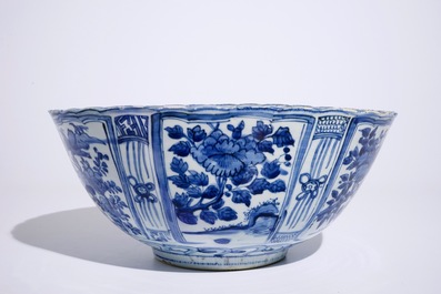 A Chinese blue and white kraak porcelain bowl with a tiger, Ming, Wanli