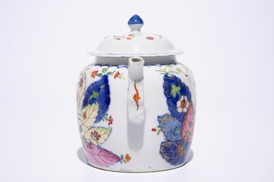 Een Chinese famille rose theepot met decor van tabaksbladeren, Qianlong