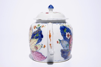 Een Chinese famille rose theepot met decor van tabaksbladeren, Qianlong