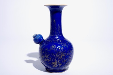 Een Chinese bleu poudr&eacute; kendi met verguld floraal decor, Kangxi