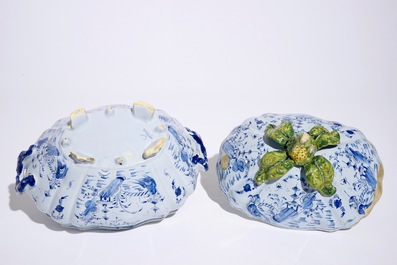 Une terrine sur pr&eacute;sentoir en fa&iuml;ence de Delft technique mixte &agrave; d&eacute;cor de chinoiserie, 18&egrave;me