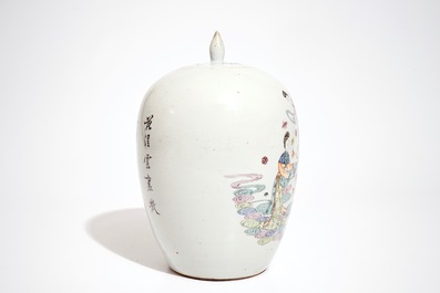 Een gevarieerd lot Chinees famille rose en monochroom porselein, 19/20e eeuw