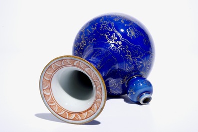 Een Chinese bleu poudr&eacute; kendi met verguld floraal decor, Kangxi