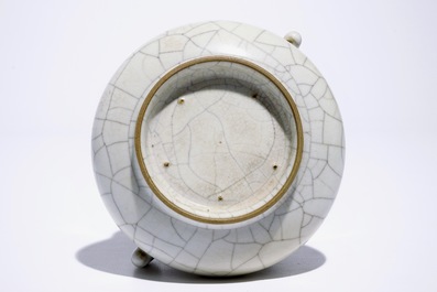 Un br&ucirc;le-parfum en porcelaine de Chine craquel&eacute;, 19/20&egrave;me