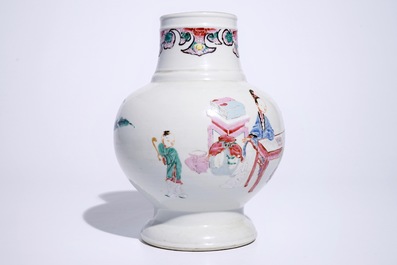 Un vase de forme boule en porcelaine de Chine famille rose, Yongzheng