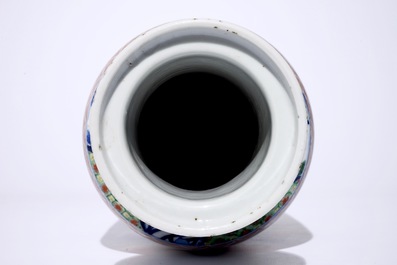 Un grand vase rouleau en porcelaine de Chine a d&eacute;cor de chevaliers, 20&egrave;me