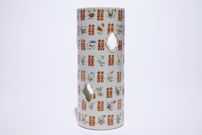 A Chinese famille rose hat stand with "double happiness" symbols, Tongzhi mark, 19th C.