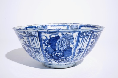 A Chinese blue and white kraak porcelain bowl with a tiger, Ming, Wanli