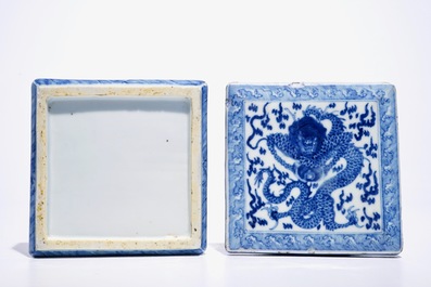 Een vierkante blauw-witte Chinese dekseldoos met drakendecor, Kangxi
