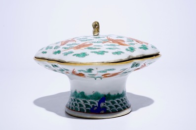 A Chinese famille verte covered bowl on foot with cranes among clouds, 19/20th C.