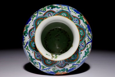 Un vase de forme balustre en porcelaine de Chine wucai &agrave; d&eacute;cor de lions bouddhistes, 19&egrave;me