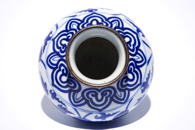 Un vase de forme balustre en porcelaine de Chine bleu et blanc &agrave; d&eacute;cor de lions bouddhistes, 19&egrave;me