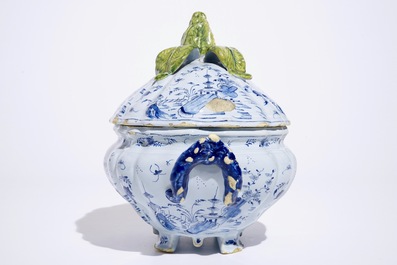 Une terrine sur pr&eacute;sentoir en fa&iuml;ence de Delft technique mixte &agrave; d&eacute;cor de chinoiserie, 18&egrave;me