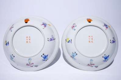 Une paire de bols couverts en porcelaine de Chine famille rose, marque et prob. &eacute;poque de Guangxu, 19/20&egrave;me