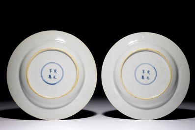 Une paire d'assiettes en porcelaine de Chine famille rose, Yongzheng