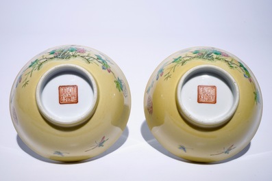 Een paar Chinese famille rose op zeemleer grondkleur kommen, Xianfeng merk en periode