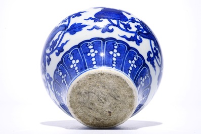 Un vase de forme balustre en porcelaine de Chine bleu et blanc &agrave; d&eacute;cor de lions bouddhistes, 19&egrave;me