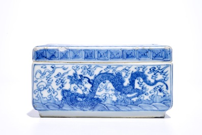 Een vierkante blauw-witte Chinese dekseldoos met drakendecor, Kangxi