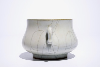 Un br&ucirc;le-parfum en porcelaine de Chine craquel&eacute;, 19/20&egrave;me
