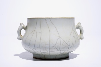 Un br&ucirc;le-parfum en porcelaine de Chine craquel&eacute;, 19/20&egrave;me