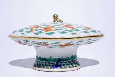 A Chinese famille verte covered bowl on foot with cranes among clouds, 19/20th C.