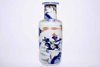 Un grand vase rouleau en porcelaine de Chine a d&eacute;cor de chevaliers, 20&egrave;me