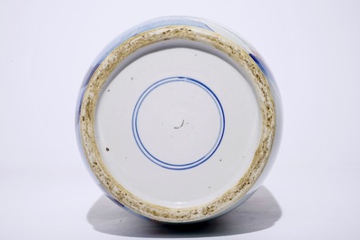 Un grand vase rouleau en porcelaine de Chine a d&eacute;cor de chevaliers, 20&egrave;me
