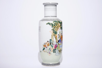 A large Chinese famille rose rouleau vase with figures in a garden, 20th C.