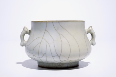 Un br&ucirc;le-parfum en porcelaine de Chine craquel&eacute;, 19/20&egrave;me