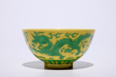 Un bol en porcelaine de Chine &agrave; d&eacute;cor de dragons et ph&eacute;nix verts sur fond jaune, marque et p&eacute;riode de Guangxu