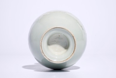 A fine Chinese celadon vase with incised lotus design, 18/19th C.