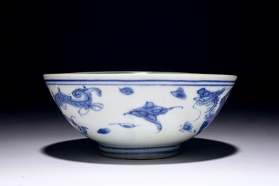 Un bol aux dragons en porcelaine de l'&eacute;pave Hatcher Cargo, &eacute;poque Transition