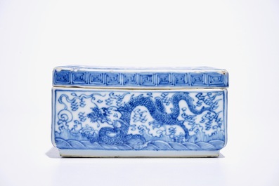 Een vierkante blauw-witte Chinese dekseldoos met drakendecor, Kangxi