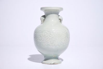A fine Chinese celadon vase with incised lotus design, 18/19th C.