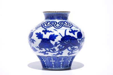 Un vase de forme balustre en porcelaine de Chine bleu et blanc &agrave; d&eacute;cor de lions bouddhistes, 19&egrave;me
