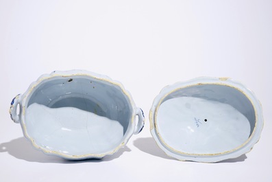 Une terrine sur pr&eacute;sentoir en fa&iuml;ence de Delft technique mixte &agrave; d&eacute;cor de chinoiserie, 18&egrave;me