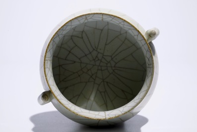 Un br&ucirc;le-parfum en porcelaine de Chine craquel&eacute;, 19/20&egrave;me
