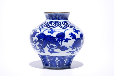 Un vase de forme balustre en porcelaine de Chine bleu et blanc &agrave; d&eacute;cor de lions bouddhistes, 19&egrave;me