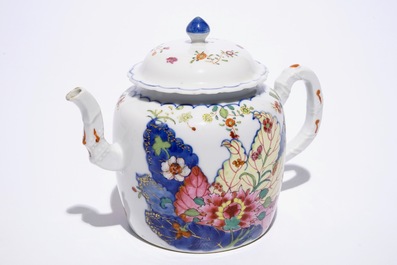 Een Chinese famille rose theepot met decor van tabaksbladeren, Qianlong