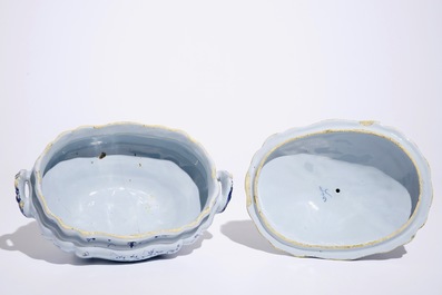 Une terrine sur pr&eacute;sentoir en fa&iuml;ence de Delft technique mixte &agrave; d&eacute;cor de chinoiserie, 18&egrave;me