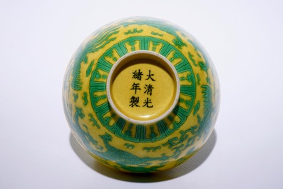 Un bol en porcelaine de Chine &agrave; d&eacute;cor de dragons et ph&eacute;nix verts sur fond jaune, marque et p&eacute;riode de Guangxu