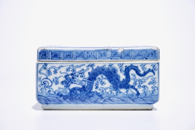 Een vierkante blauw-witte Chinese dekseldoos met drakendecor, Kangxi