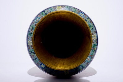 A large Chinese cloisonn&eacute; "Dragons" vase, 19/20th C.