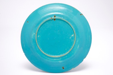 Une rare assiette en fa&iuml;ence Delft polychrome &agrave; fond turquoise, 18&egrave;me