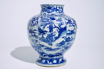 Een Chinese blauw-witte balustervaas met figuratieve medaillons, Ming, Wanli