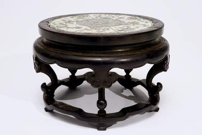 Une plaque en forme de lotus en porcelaine de Chine verte sur biscuit, mont&eacute;e dans un socle en bois sculpt&eacute;, Kangxi