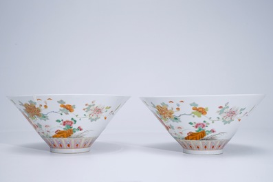 Une paire de bols en porcelaine de Chine famille rose de forme conique, 19&egrave;me