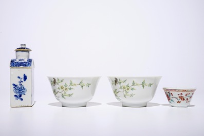 Een gevarieerd lot Chinees blauw-wit en famille rose porselein, Wanli, Kangxi en later