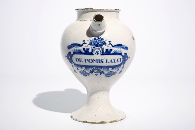 Une grande chevrette en fa&iuml;ence de Delft bleu et blanc "S. De Pomis Laxat", 18&egrave;me