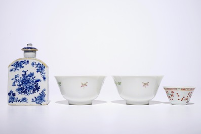 Een gevarieerd lot Chinees blauw-wit en famille rose porselein, Wanli, Kangxi en later